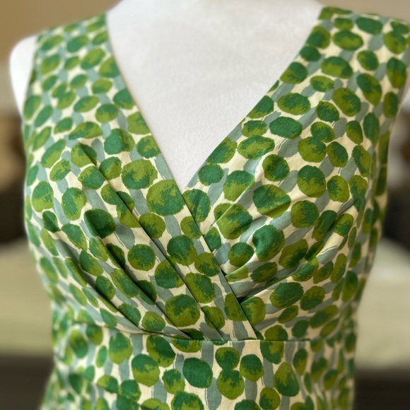 Boden green polka dot V-neck sheath dress, size 6R. - Picture 3 of 7